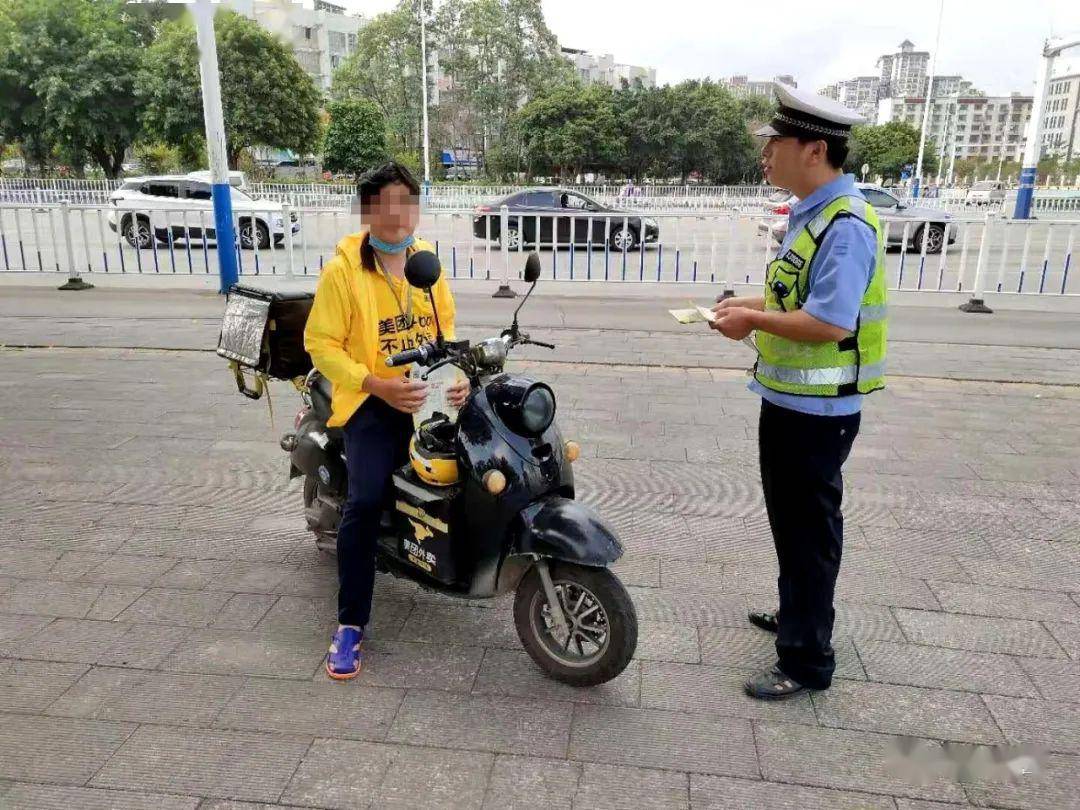 现场惨烈!柳州一男子骑车没戴头盔被撞飞,不幸当场身亡.