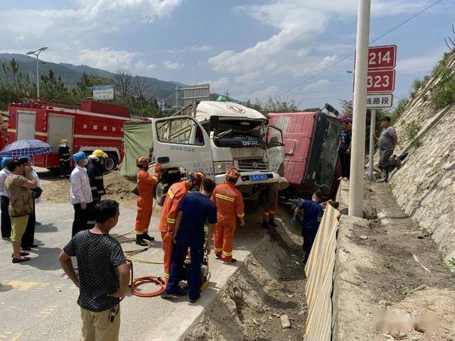 临翔发生一起车祸驾驶员被困临沧消防出动3车16人快速营救