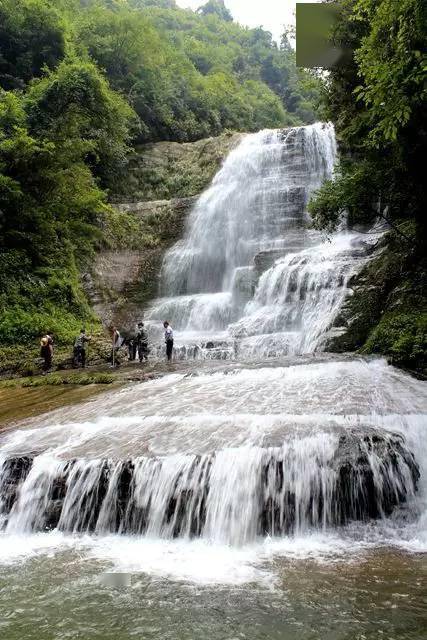 台江白水河瀑布群丹寨排廷瀑布 苗西明 摄排廷瀑布位于丹寨县城南面