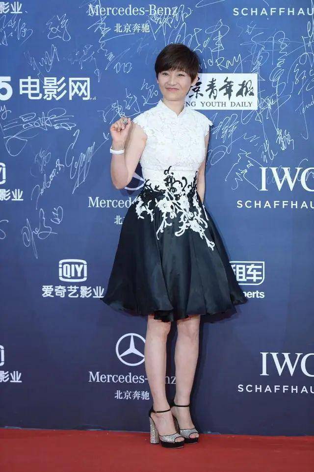 徐帆诠释古典美风韵改良旗袍优雅大方中年不失少女气质