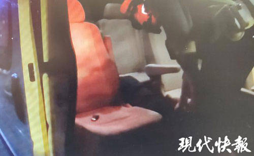 大学老师酒驾被查，当场下跪痛哭：请给我一次