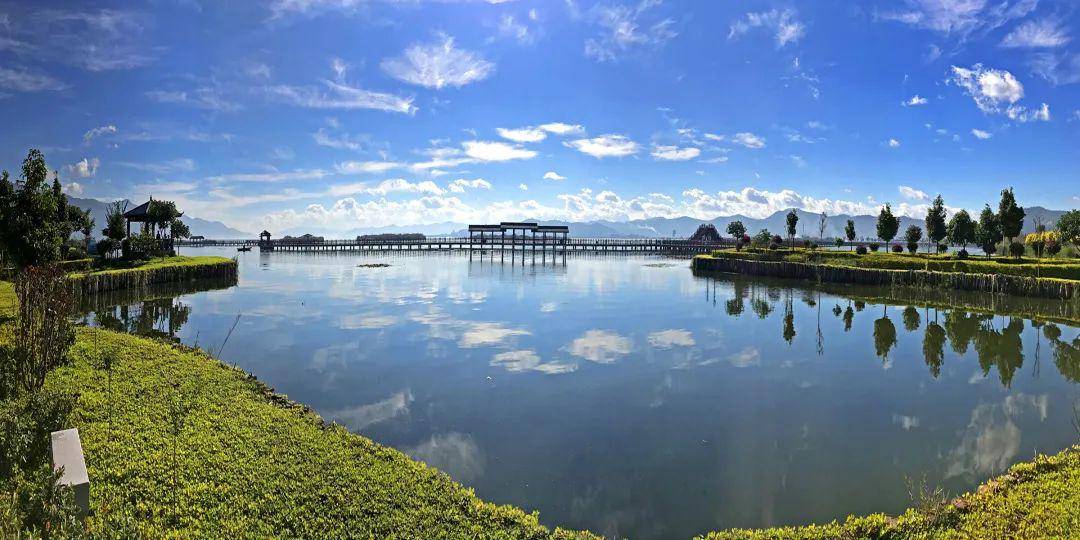 湖山簇拥漫步在异龙湖国家湿地公园选个天高云淡的日子鸟鸣湖绿,百草