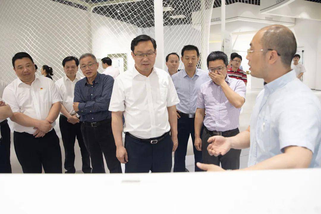 省委宣传部副部长,网信办主任朱重烈赴南湖区开展"三服务"