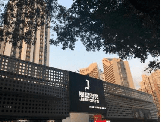 周杰伦耗资2千万开的“魔杰电竞”，收费300一小时，每天座无虚席