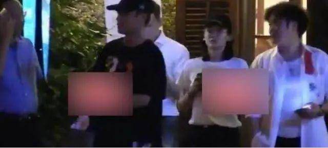 苗苗郑恺同框照片 fcd62f1d82654456ab1597f3c58bfad2.jpeg