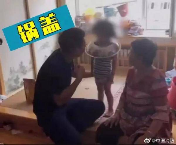 疼！婴儿右手指被卡螺丝帽，家长抱孩子到消防队救助