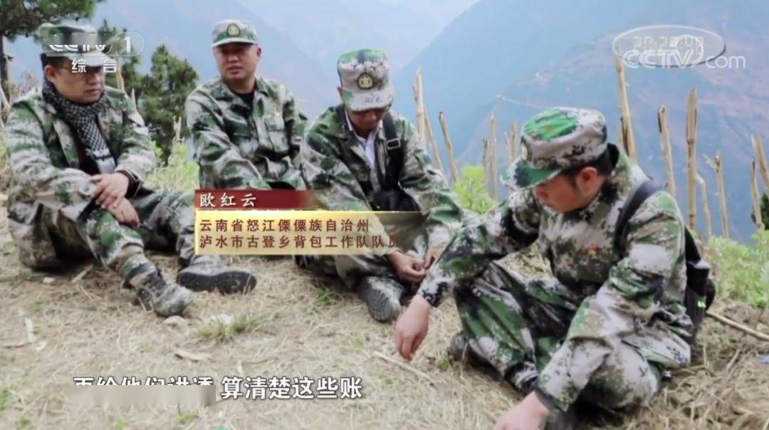 挖掘机登上直升机为贫困村修路