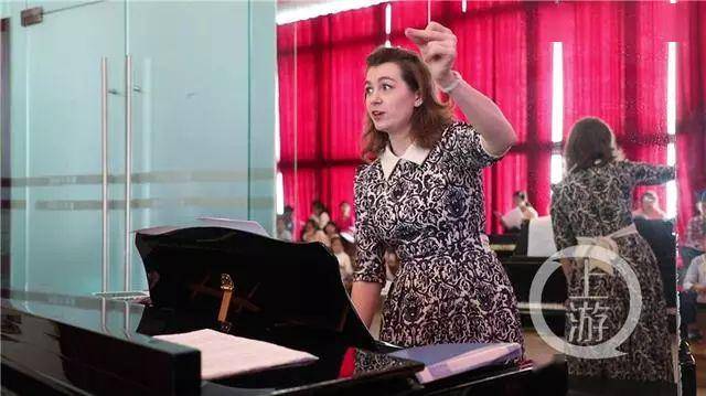 俄罗斯美女在重庆当音乐老师：艺术需要时间中国父母请不要着急