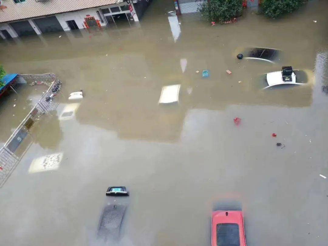 可怕!昨晚广东省出现大暴雨,大水淹没街道