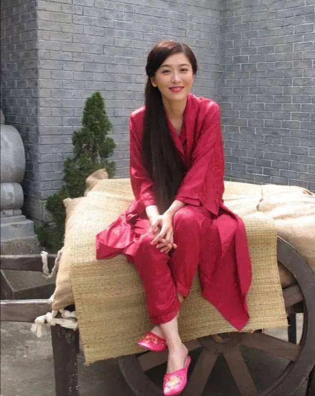 港星周丽淇不算长得惊艳,但她有张耐看的脸,显得独特又大气!