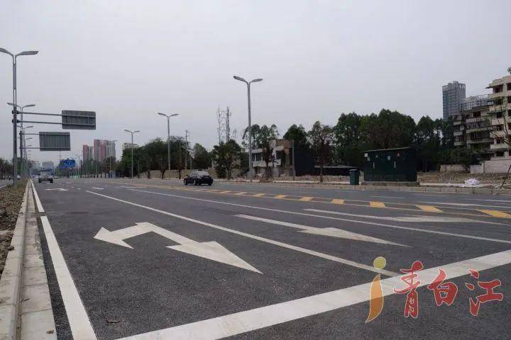 青华中路采用沥青混凝土路面,道路是双向六车道 独立非机动车道,道路