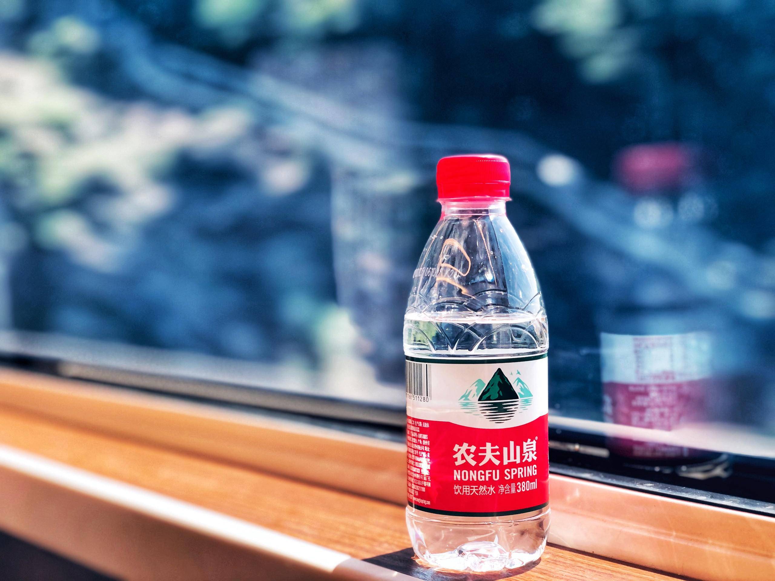 瓶子比水贵,农夫山泉的巨额利润从哪来?