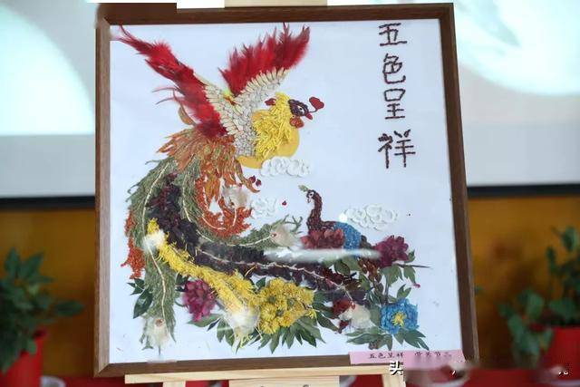 骨坏死中心骨关节三病区特用中药材亲手制作了一幅中药贴画《五色