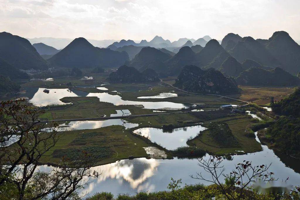 群峰林立,湖泊环绕,唤起梦境的高原喀斯特地形地貌