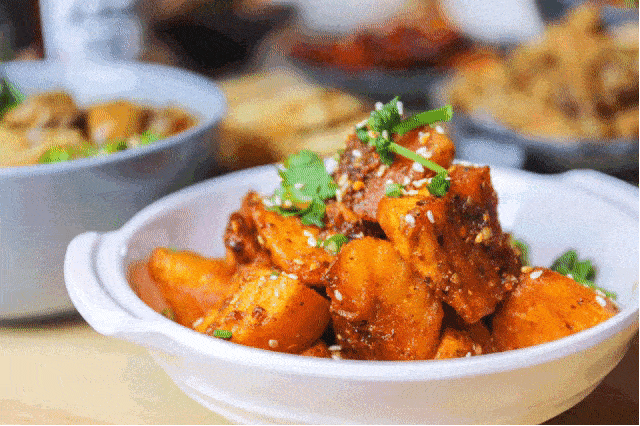 小土豆外酥里糯外面撒上一层海椒面,咬一口还能听到