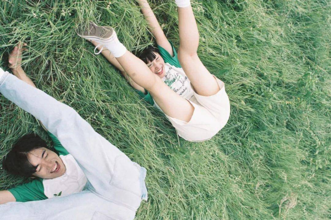 110 个拍照姿势!可可爱爱跟着拍就对了