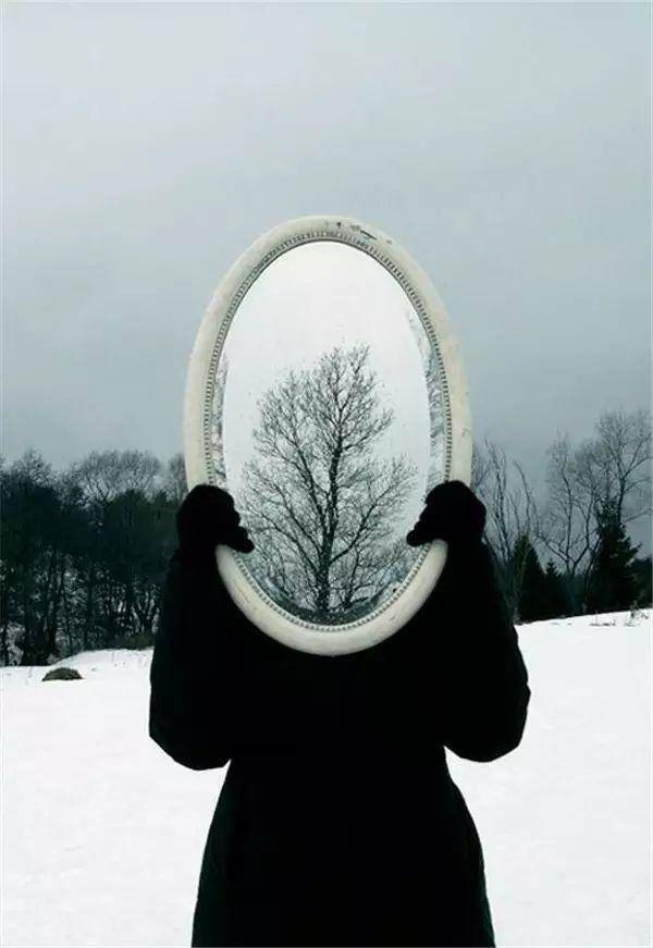 镜子里反射着周遭的环境, 人就好像丢失了一部分.