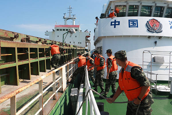 重拳打砂 福建海警局1天查获4起非法盗采海砂案_手机搜狐网