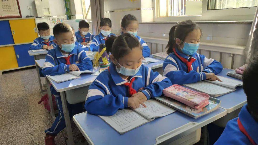 怎么挑选小学低年级老师 54bbd5dbc95f42a0bf054a30561f401d.jpeg