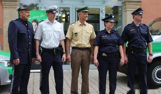 这就导致德国警察的制服多到让人发指,甚至连警察自己都不一定能全部