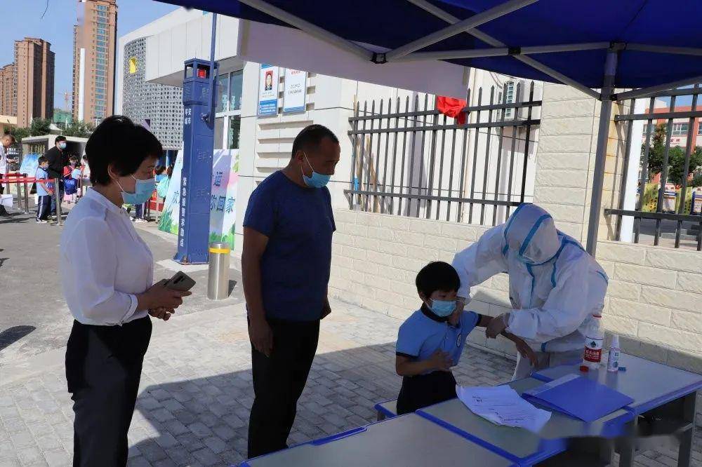 为帮助学生尽快适应校园生活,做好校园疫情防控工作,学校以"上好复学