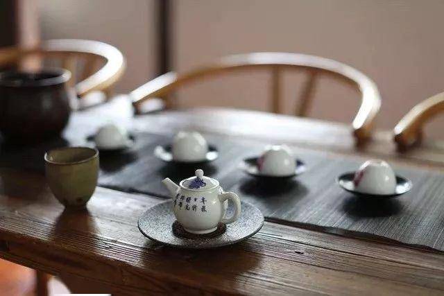 喝茶既是一种简单的行为,也蕴含了深深的哲理,从小小的茶壶中感悟