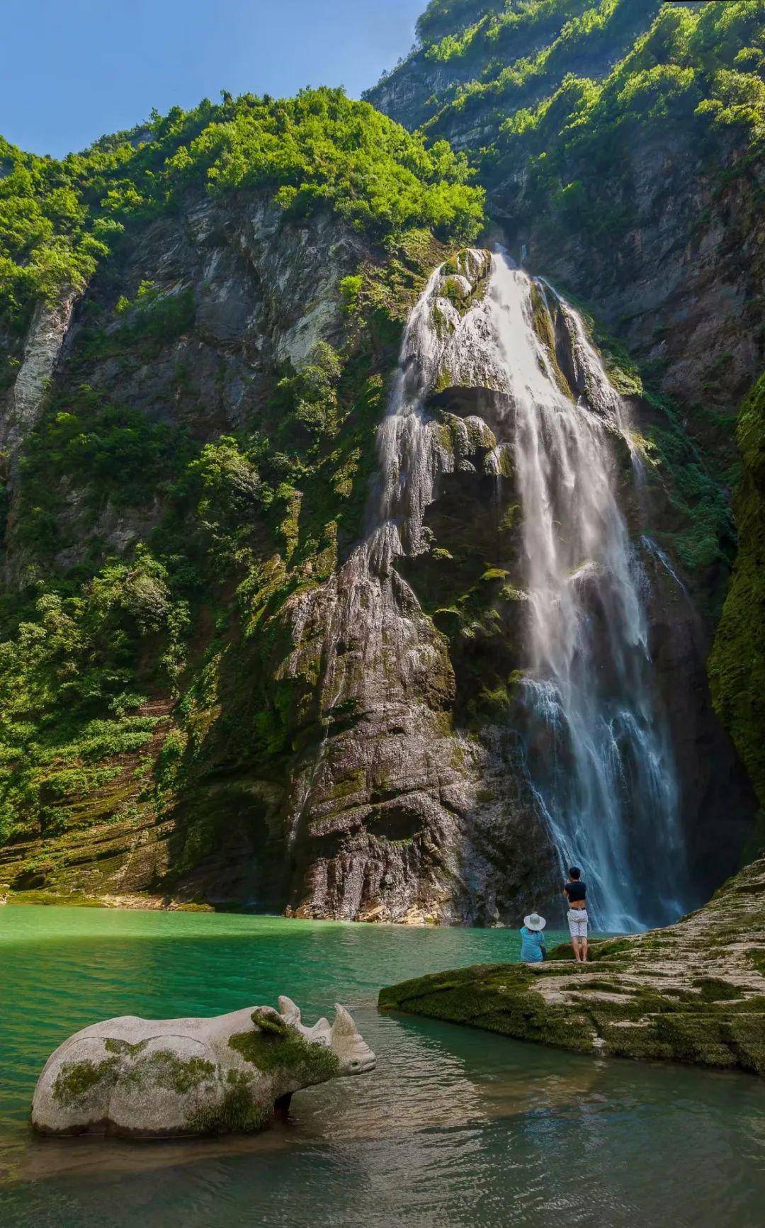 自山腰洞口喷发而出,呈扇形状,水响声势浩大,播声闻达当选里之遥.