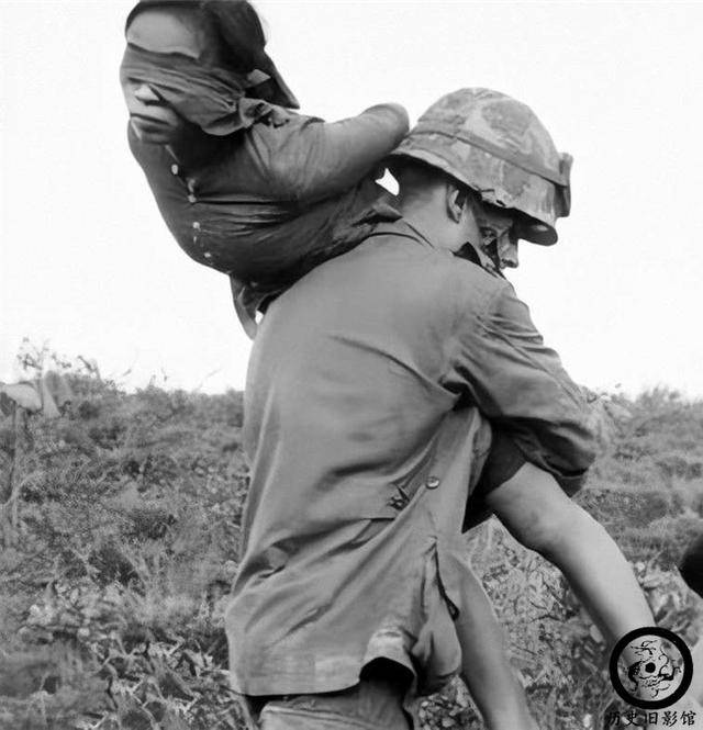 越战期间的越南女兵老照片善于伪装图三被俘女兵身上绑满炸弹