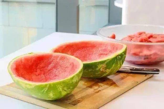 西瓜怎么切成爱心 61e40161ca214d518f6725256e1aef7b.jpeg