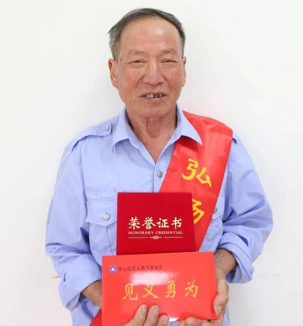 71岁老伯从河里救起200斤溺水老太太！事后他说了