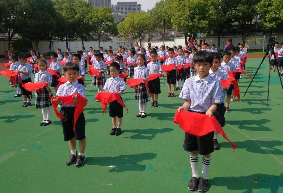 宝塔路小学一年级入队仪式:我们的梦 红领巾