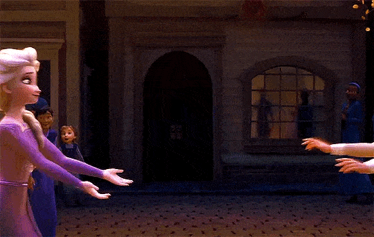 在《冰雪奇缘1》中,elsa在anna的帮助下学会正视自己的魔法,并用真爱