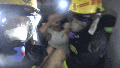 仅仅2分钟被烟熏晕的女子便被消防员抱着脱离了火海这是我见过最温暖