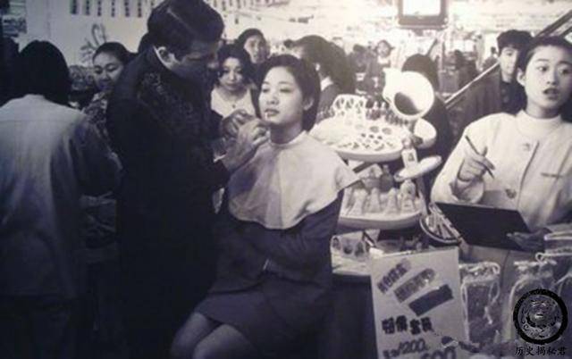 90年代的深圳老照片:中国最发达的城市,图十舞厅女子穿着靓丽