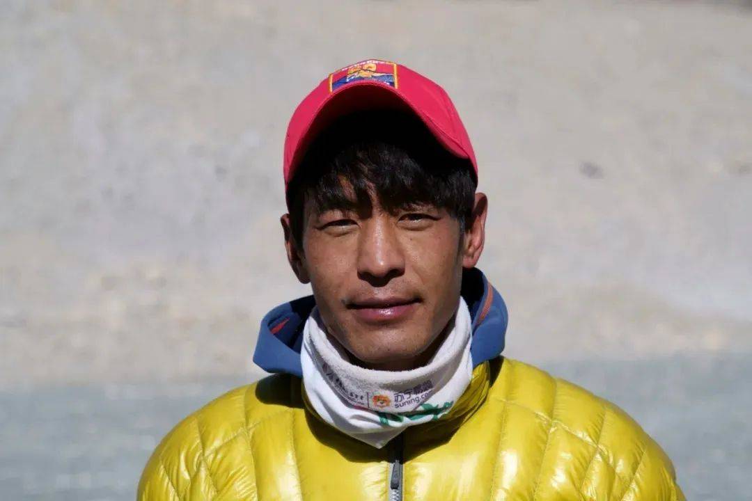 障工作。次仁平措，攻顶组队员，藏族。 次仁罗布，攻顶组队员，藏族。 洛桑顿珠， 攻顶组队员，藏族。