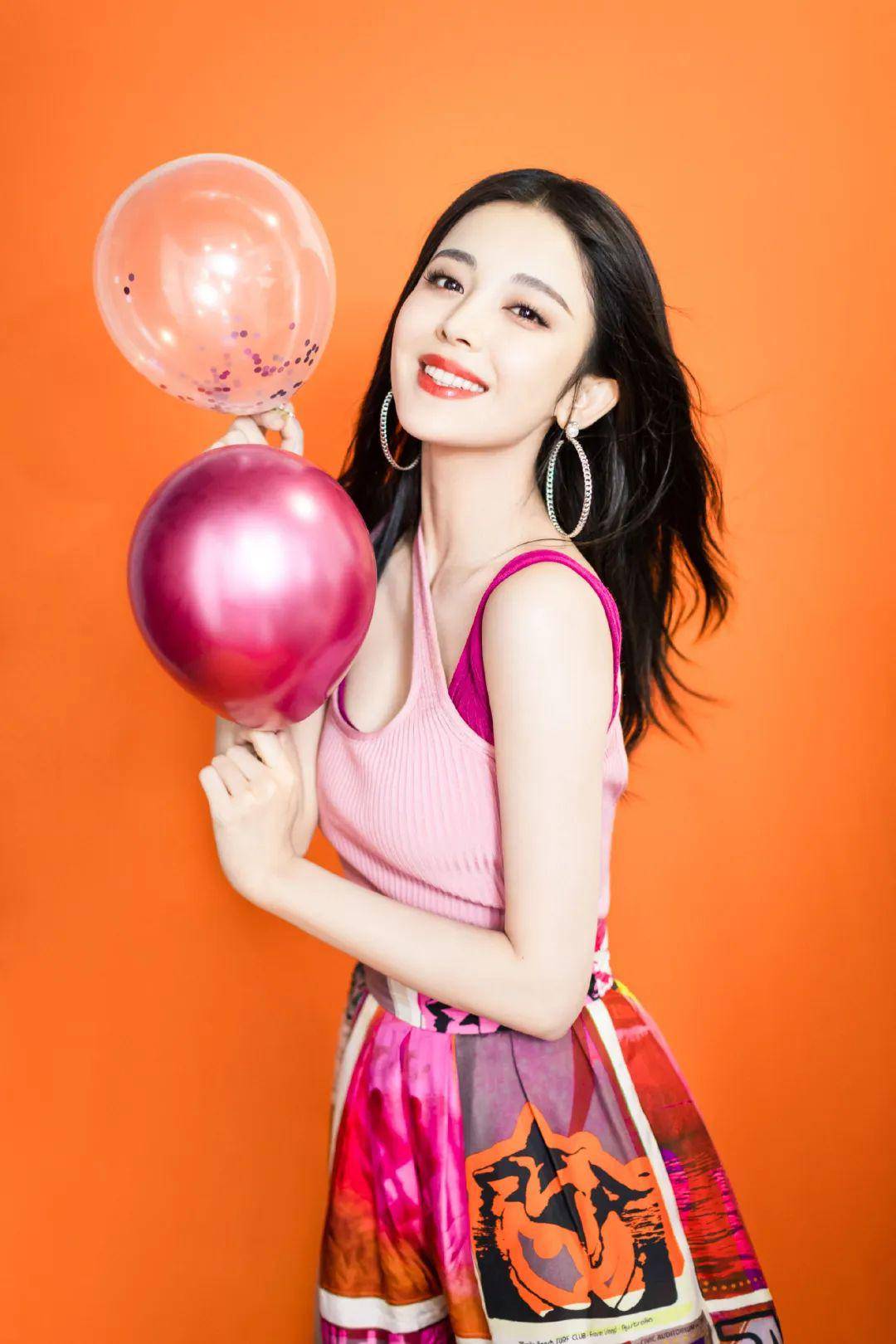 明星穿搭街拍_裘皮大衣穿搭街拍图片_街拍美女穿搭夏季牛仔裤