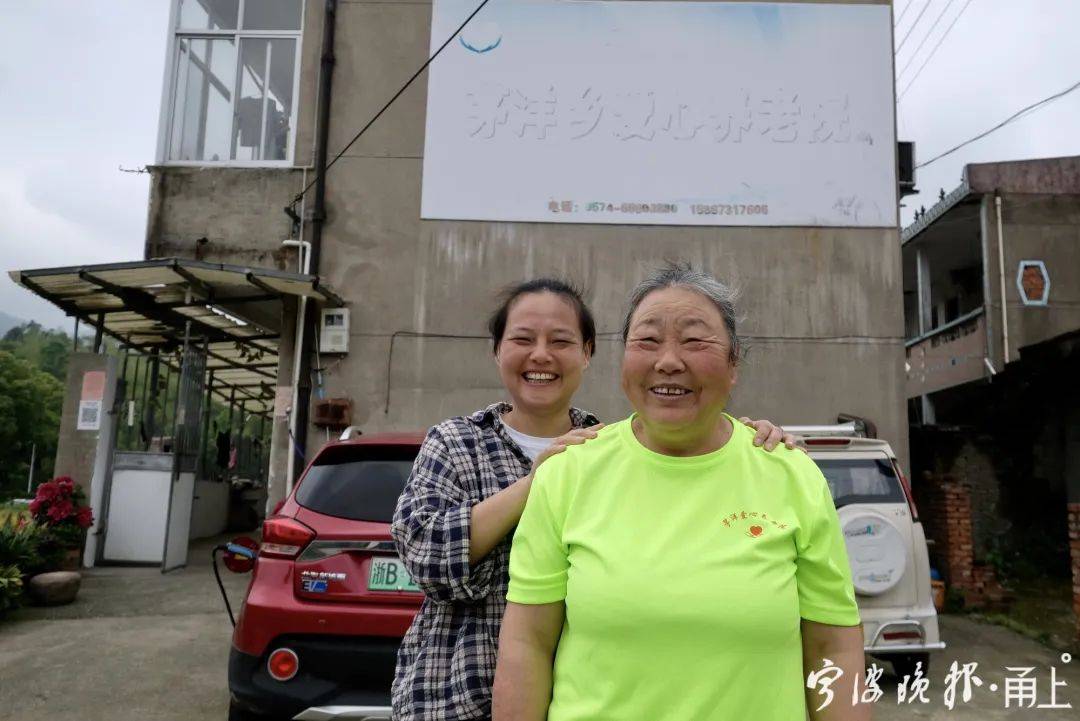 红灯■好险！宁波街头一小女孩边哭边跑！正当她不顾红灯横穿马路时…，