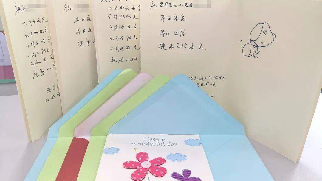 为重症的小患者们写下祝福的贺卡,放到孩子的床头,祝福孩子们早日康复