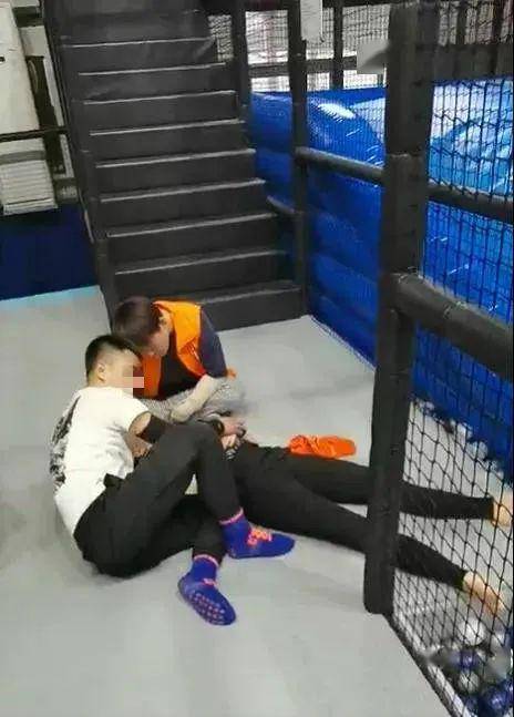 90后女研究生摔成完全性截瘫，蹦床馆回应