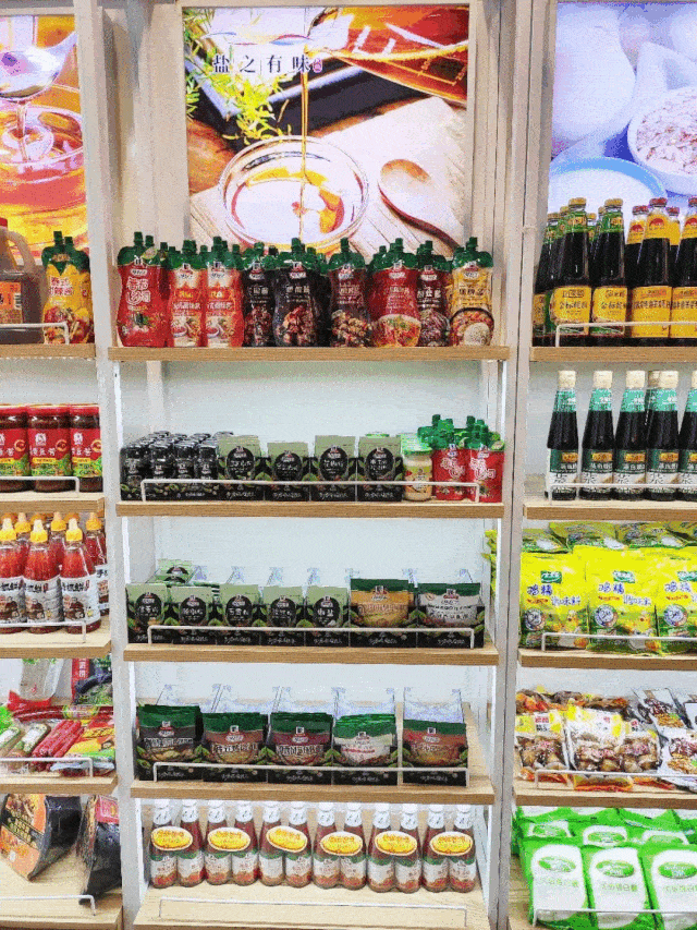 展销厅的货架上摆满了盐阜的 绿色农产品 this wonderful shop  我们