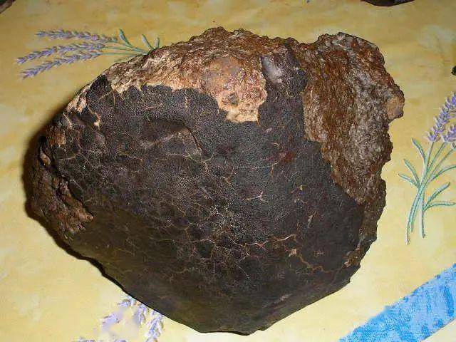 剩了一部分熔壳的陨石有熔壳但是像一层皮或涂层,估计也不是陨石包浆
