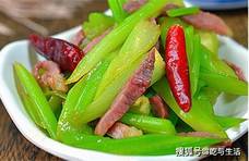 芹菜炒腊肉，先炒芹菜还是先炒腊肉？大厨：都不对，难怪不好吃