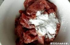 炒牛肉前，把牛肉这样腌制，肉质鲜嫩口感好，吃起来有嚼劲还不老