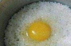 生鸡蛋可以和米饭一起煮？厨师出新招，保证你吃得停不下来！