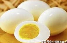 聪明人在煮鸡蛋时，里面都会加上“它”，鸡蛋嫩滑易剥壳！