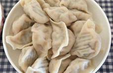 饺子皮，用软面好？用硬面好？饺子馆这么做，多加2个料皮薄不破