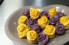 可是与情有关，是面食类的，就是一道玫瑰花状的紫薯馒头！