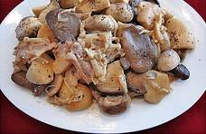 来盘什锦菇，一次就可吃到多种菇的营养及口感，就是米饭要不够啊