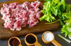 发财中国年芹菜炒肉这样炒，搭配猪肉的香软，吃起来更加清脆爽口
