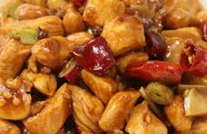 宫保鸡丁(Kung Pao Chicken)，是一道极具特色的传统名菜。